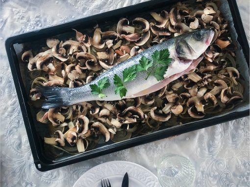 Lubina salvaje al horno con cebolla y champiñones Lubina salvaje al horno con cebolla y champiñones