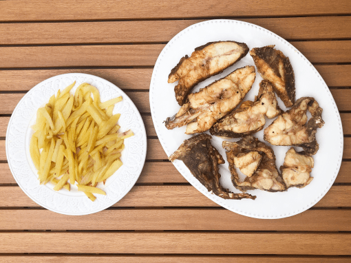 Gallo San Pedro frito con patatas al horno Gallo San Pedro frito con patatas al horno