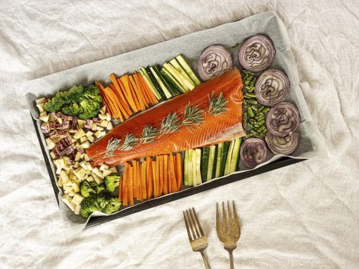 Salmón Salvaje al horno con verduras y eneldo Salmón Salvaje al horno con verduras y eneldo