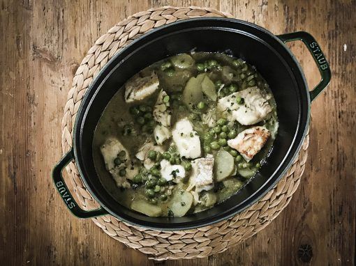 Merluza en salsa verde con patatas, espárragos, cebolla y guisantes Merluza en salsa verde con patatas, espárragos, cebolla y guisantes