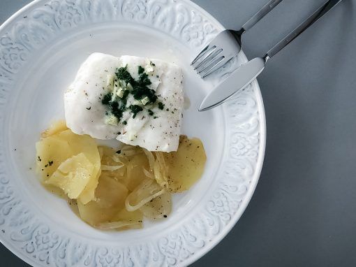 Merluza palangre al horno con patatas panaderas Merluza palangre al horno con patatas panaderas